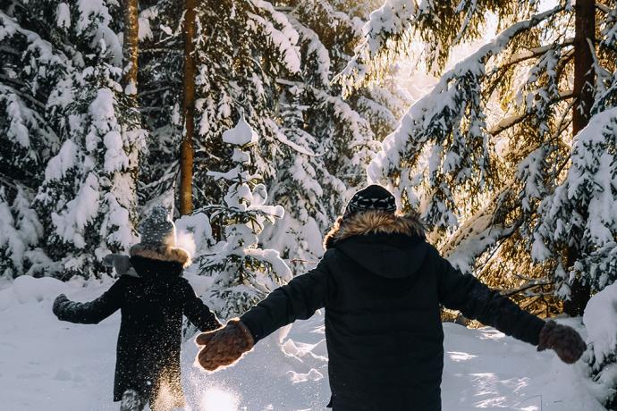 Lapsed jooksevad talvises metsas