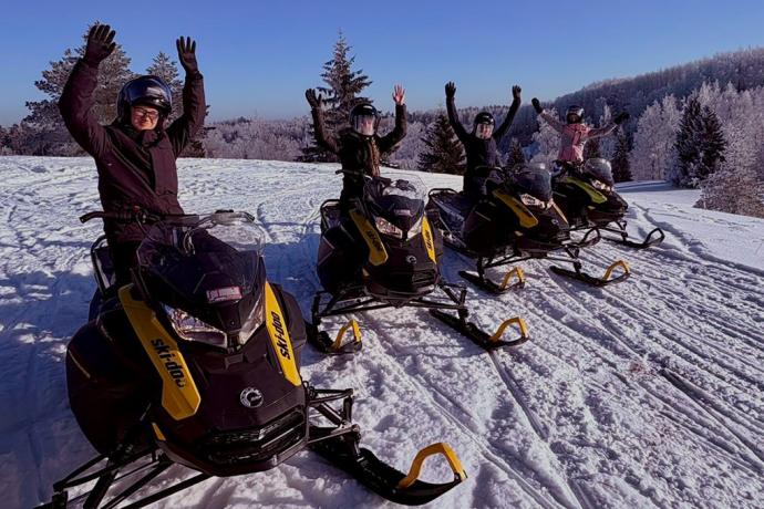 Noored rõõmsalt lumesaanidel