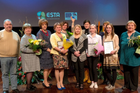 2021. aasta laureaatide ühisfoto Jõhvi Kontserdimajas toimunud sotsiaalvaldkonna töötajate tunnustamisürituselt