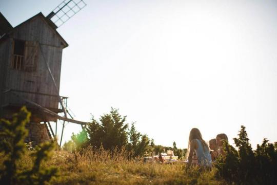 Lapsed piknikul Saaremaa tuuliku juures