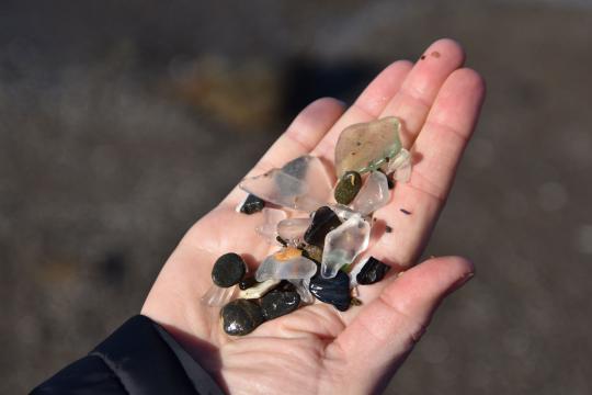 Uhutud klaasikillud peopesal