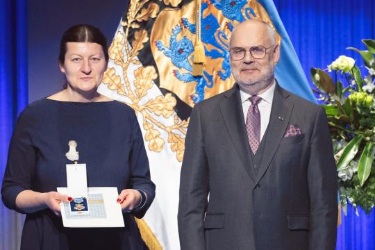 SEB Heategevusfondi juht Triin Lumi koos Vabariigi presidendi Alar Karisega