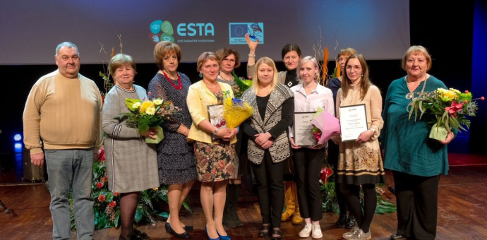 2021. aasta laureaatide ühisfoto Jõhvi Kontserdimajas toimunud sotsiaalvaldkonna töötajate tunnustamisürituselt