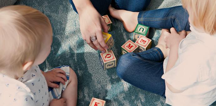 lapsed mängivad täheklotsidega