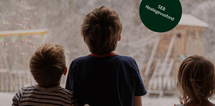 Lapsed vaatavad aknast välja