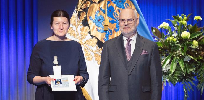 SEB Heategevusfondi juht Triin Lumi koos Vabariigi presidendi Alar Karisega